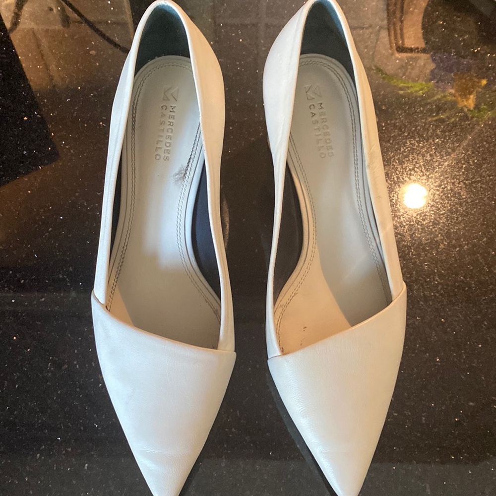 Mercedes’ Castillo pumps Sz 8.5